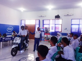 Instruktur Safety Riding PT CDN Riau memberikan pelatihan berkendara ke siswa siswa SMKN 1 Pangkalan Lesung (foto/ist)
